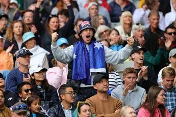 Urlano, cantano e vengono ‘ammoniti’ dall’arbitro: tifosi molesti (e ubriachi) agli Australian Open