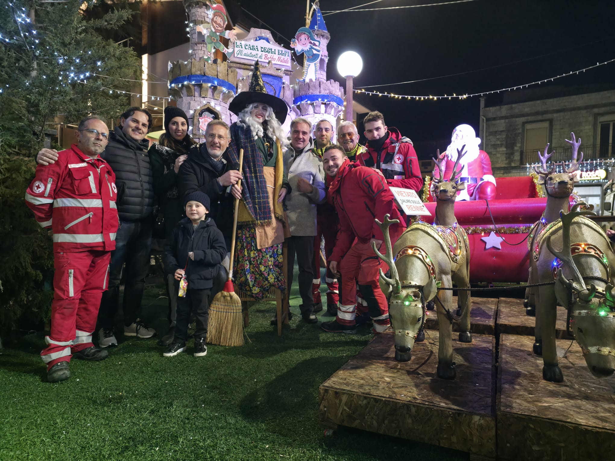 Mussomeli, il volo in discesa della Befana portatrice di doni per i bambini