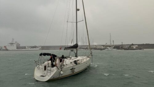 Maltempo, padre e figlio in barca a vela soccorsi a Catania dalla Guardia costiera
