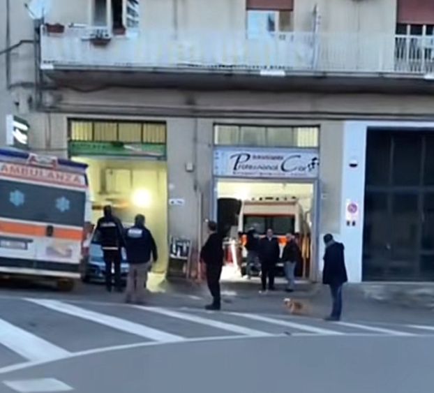 Caltanissetta, ambulanza sfonda vetrina e “distrugge” negozio: panico in via Sallemi