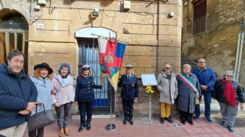 Giornata della memoria a Caltanissetta: Comune, ANPI e Lions Club depongono fiori davanti le pietre d’inciampo