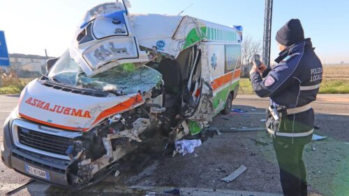 Sicilia, terribile scontro tra ambulanza e camion: 3 operatori sanitari feriti