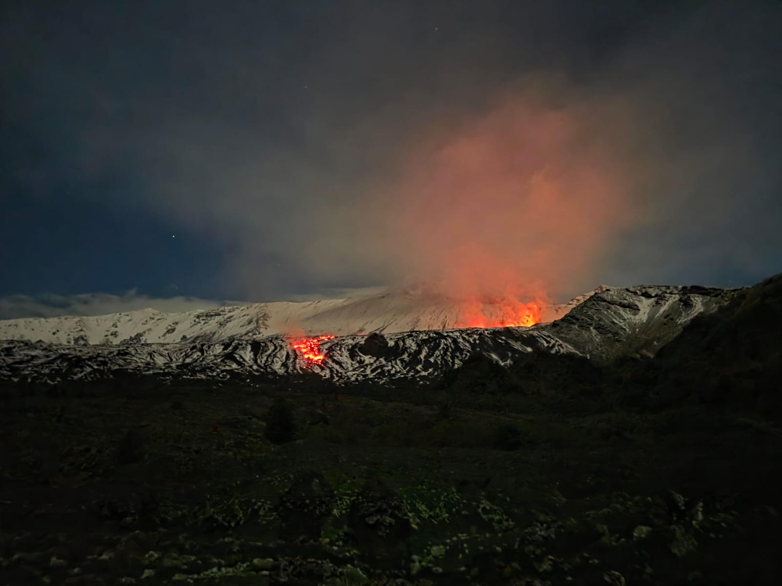 Etna, colata lavica nella Valle del Bove ancora attiva