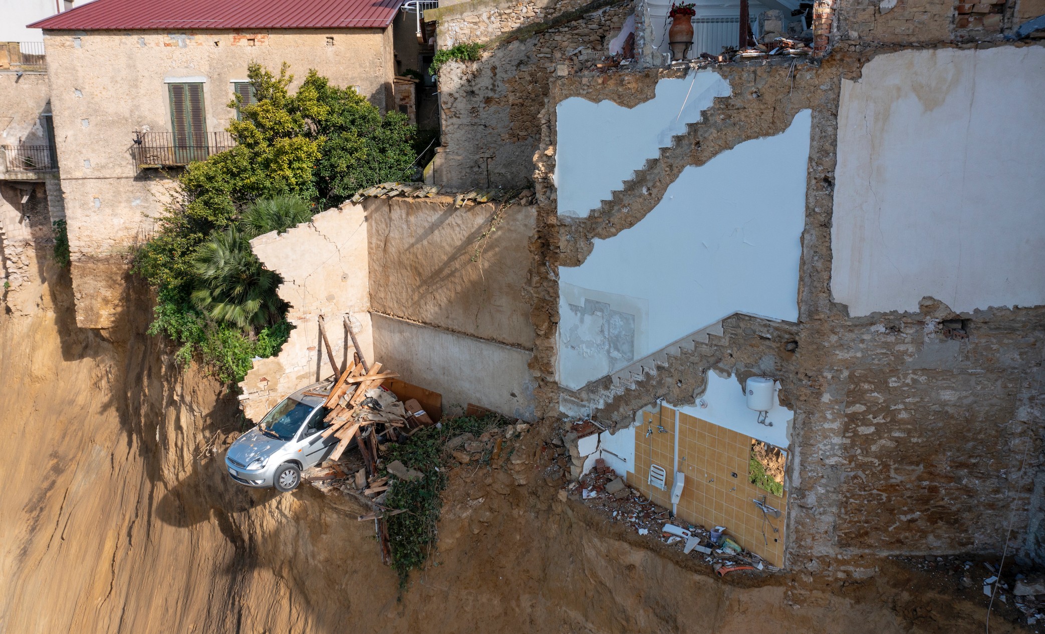 Animali e oggetti recuperati in case sgomberate a Niscemi, finora 300 interventi