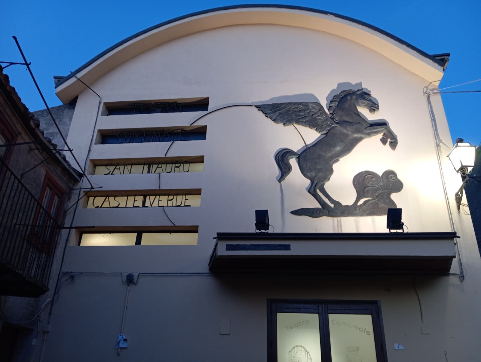 Il Teatro comunale di San Mauro Castelverde riapre le porte: al via la stagione 2026 con spettacoli gratuiti e giovani protagonisti