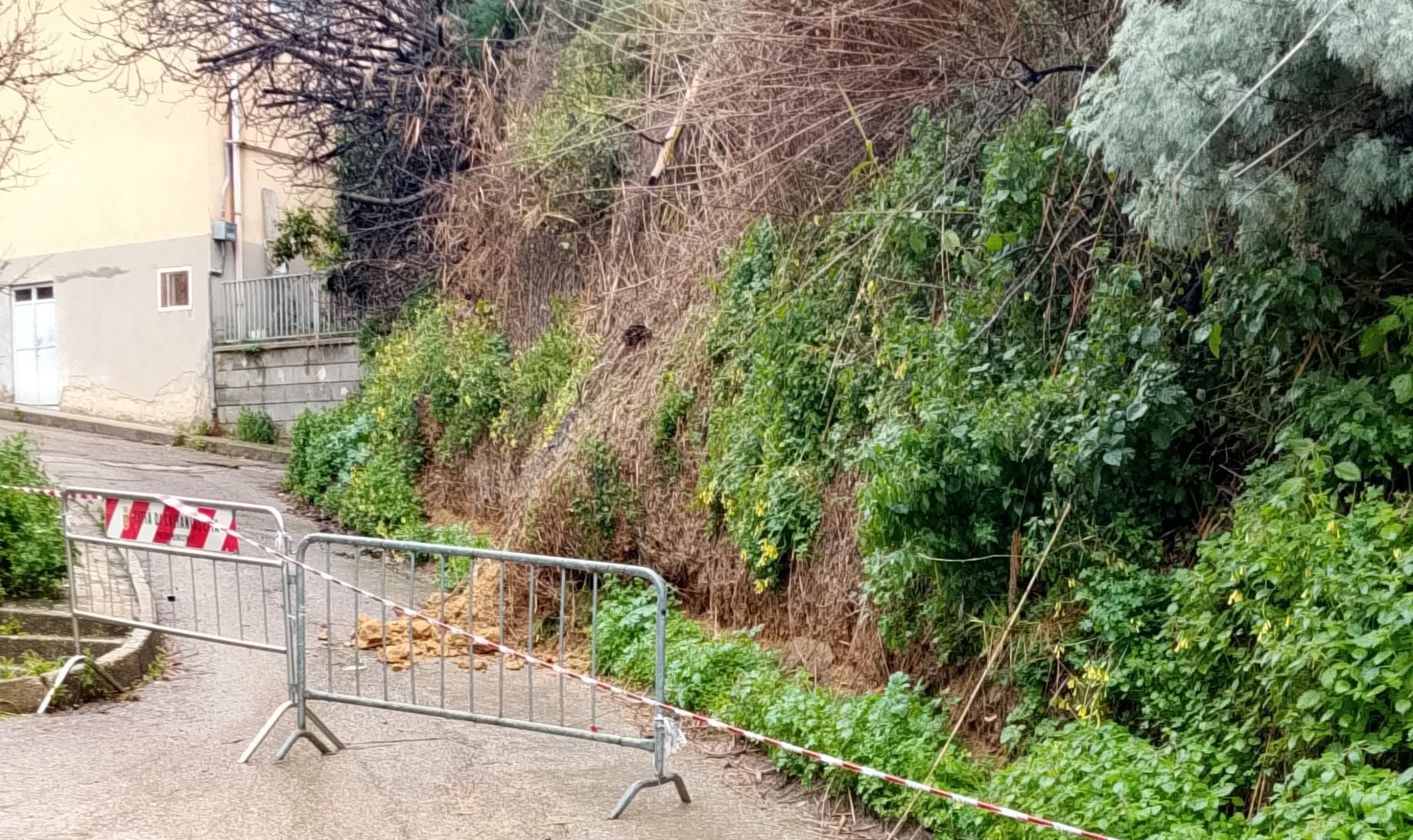 Caltanissetta. La segnalazione: in via Trigona della Floresta strada di accesso transennata; disagi per 300 cittadini
