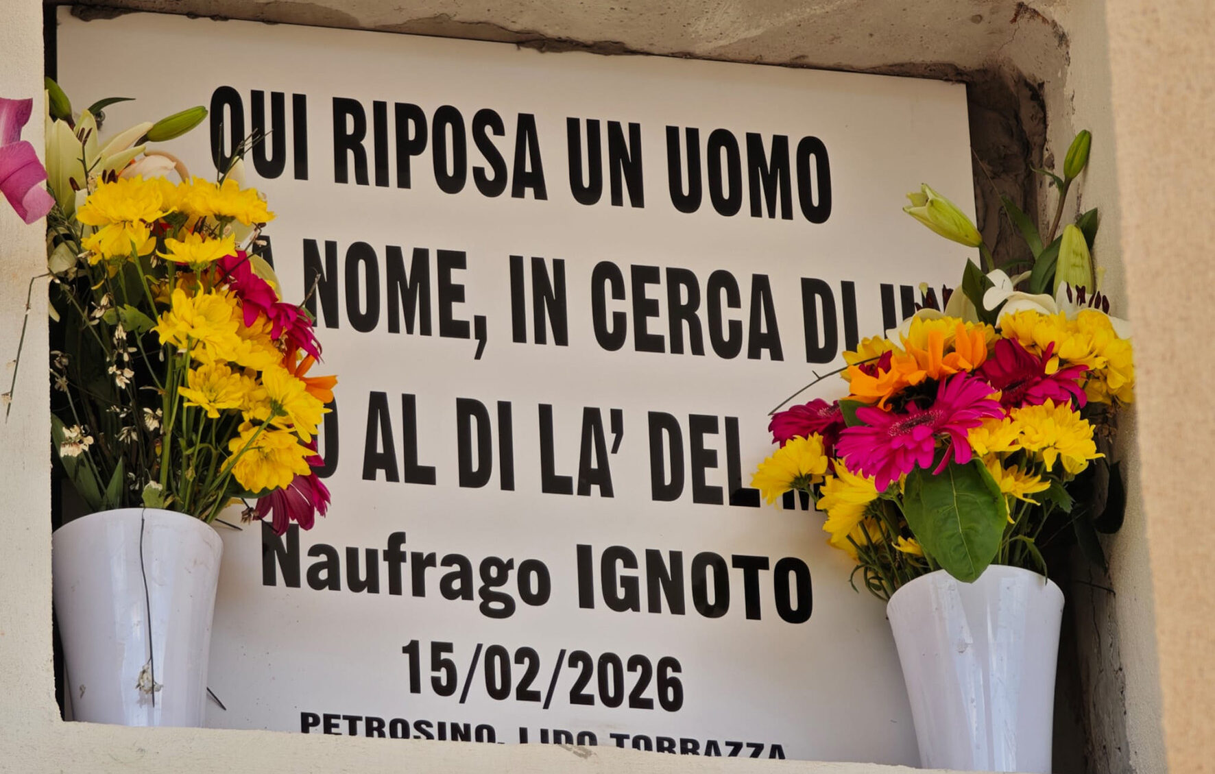 Migranti, corpo trovato sulla spiaggia nel Trapanese, il Vescovo di Mazara del Vallo: “Indigniamoci”. La salma sepolta al cimitero di Petrosino