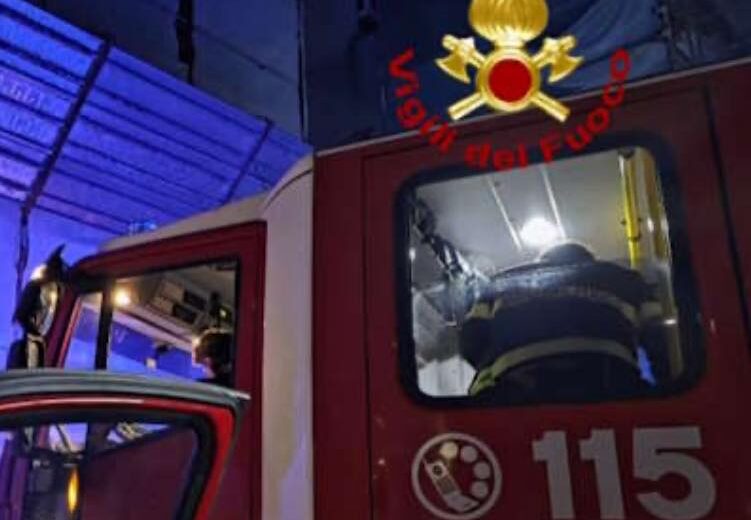 Paura a Capo d’Orlando, incendio nella notte in un appartamento: le fiamme innescate dal malfunzionamento di una stufa
