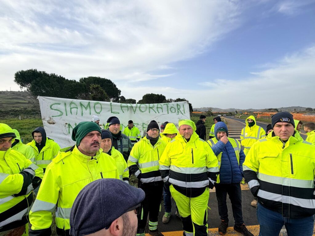 Cantiere dell’autostrada Ragusa-Catania, sciopero e sit-in dei lavoratori per denunciare i mancati pagamenti degli stipendi