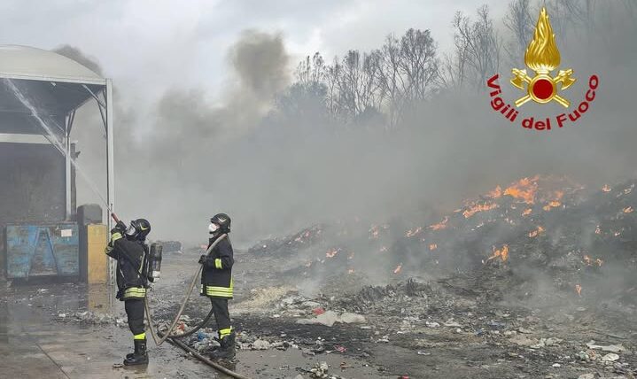 Brucia da tre giorni l’impianto di rifiuti nel Palermitano