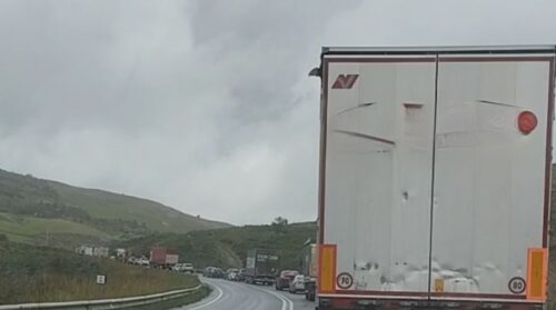 Sversamento liquido da un camion, A19 chiusa da Caltanissetta a Enna