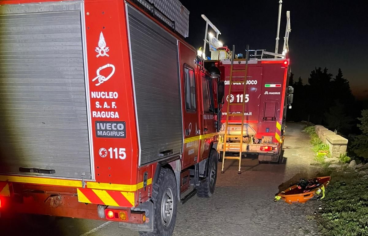 Precipita in un dirupo nel Ragusano, donna soccorsa dai Vigili del Fuoco