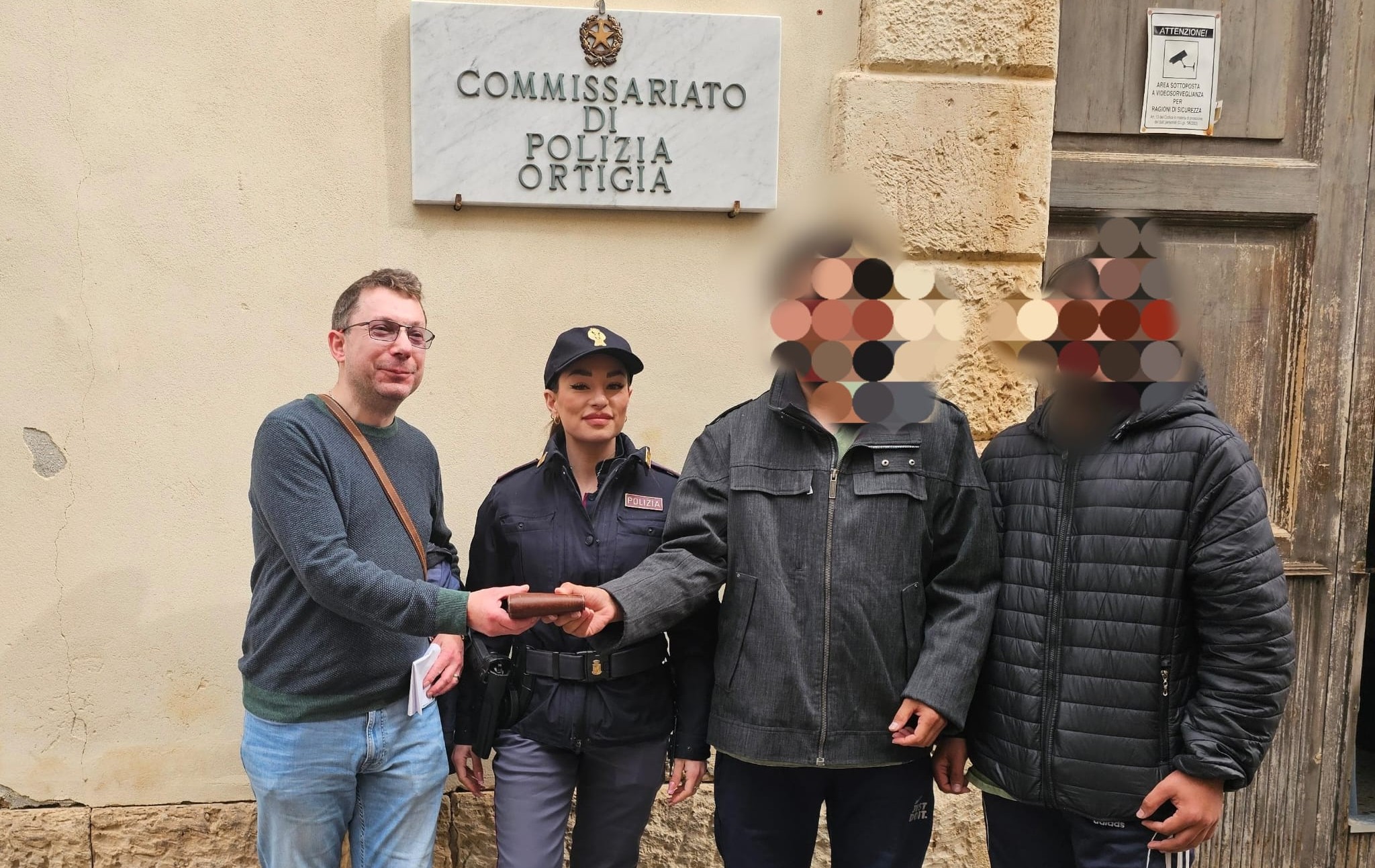 Restituito da due pakistani richiedenti asilo in Italia portafogli con soldi e carte di credito ad un cittadino tedesco che l’aveva smarrito