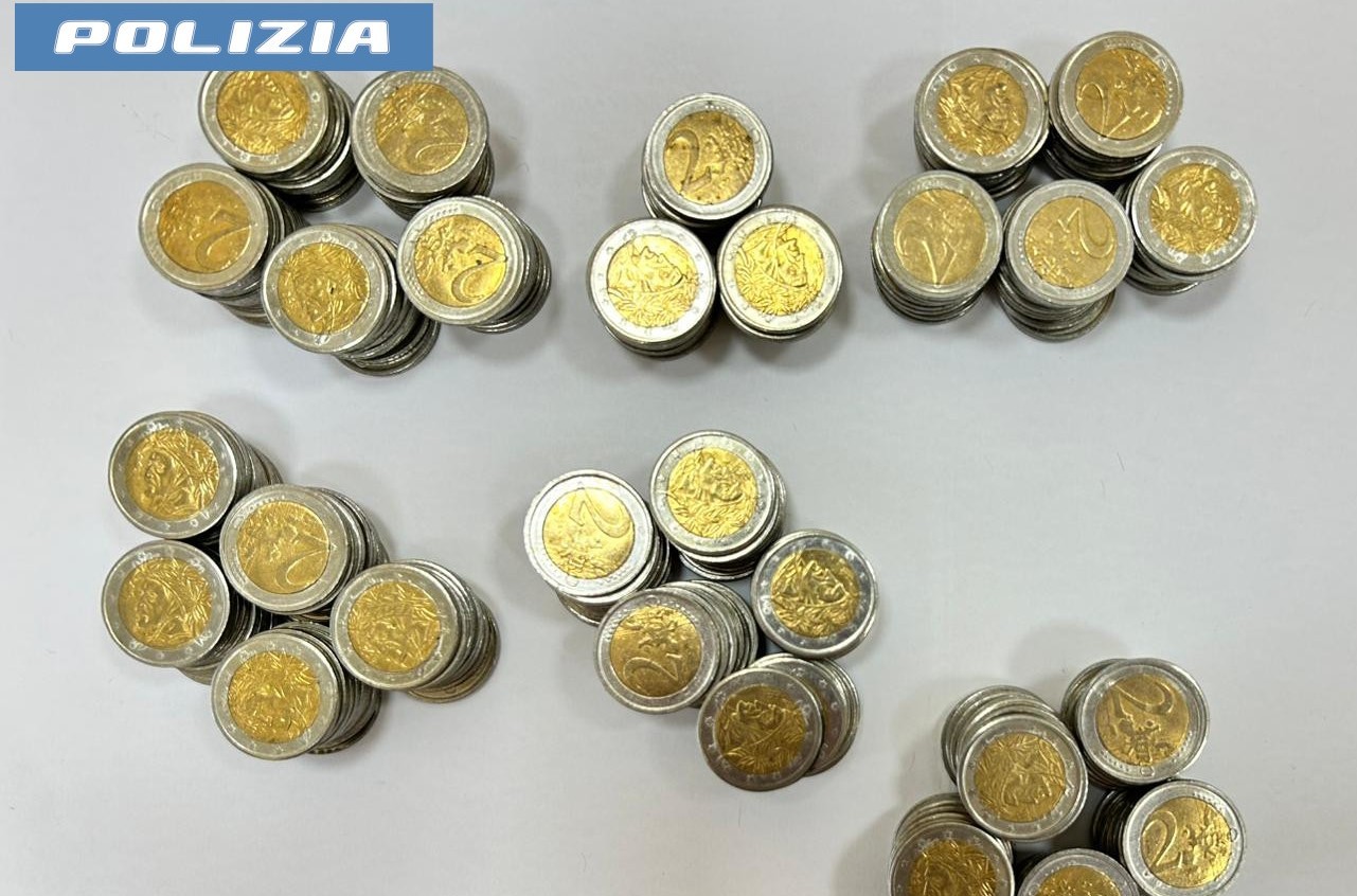 Si reca alla cassa di un supermercato con monete da 2 euro false: denunciato un uomo dalla Polizia