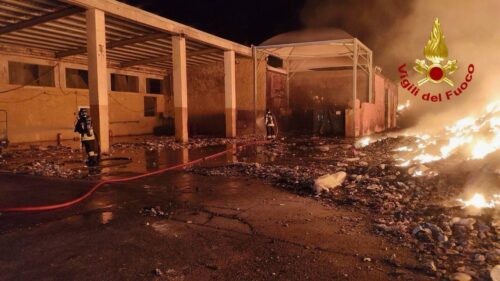 Incendio in un impianto di trattamento rifiuti a Campofelice di Roccella, Vigili del Fuoco al lavoro tutta la notte