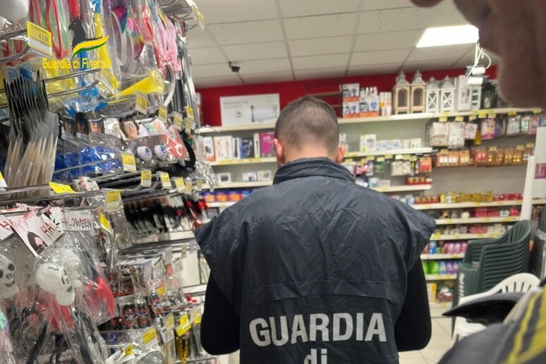 Sequestrati dalla Guardia di Finanza di Enna oltre 43 mila prodotti di Carnevale e giocattoli non a norma potenzialmente pericolosi per la salute