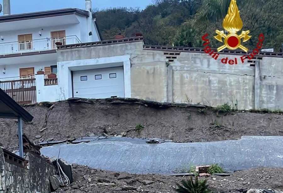 Messina, frana di Catarratti: 15 famiglie costrette a lasciare le loro case, attendono un alloggio da un anno