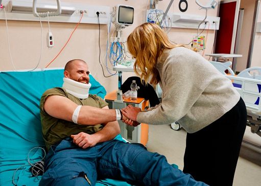 Agguato Askatasuna, la Meloni in visita dagli agenti feriti: “Grazie davvero”