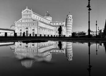A Pisa sei fotografie trasformano un luogo di servizio in visione