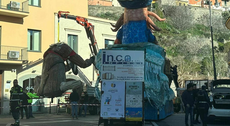 Italia, pezzo di un carro di Carnevale cede e colpisce tre persone: anche una bimba