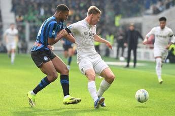 Arbitro assegna rigore, poi lo revoca: caos per contatto Hojlund-Hien in Atalanta-Napoli