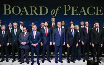 Board of Peace al via, Trump: “Pace facile da dire ma difficile da fare”. E avverte l’Iran: “Accordo o cose brutte”