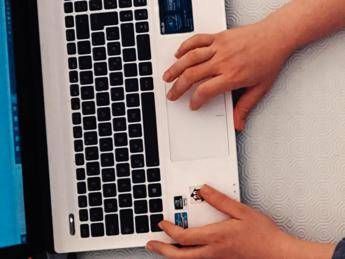 Cade mentre è in smart working, riconosciuto come infortunio sul lavoro