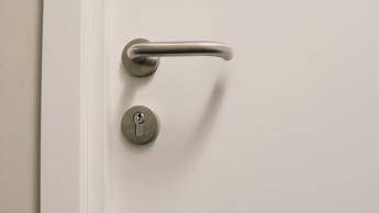 Carta stagnola sulle maniglie delle porte, un gesto gentile verso la propria casa