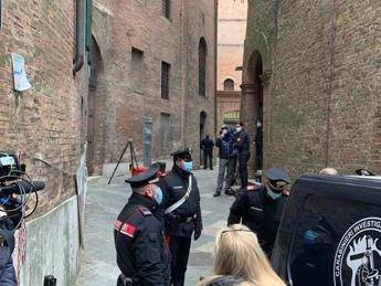 David Rossi, perizia su lesioni al volto: ipotesi urto contro fili metallici finestra Mps. Legale della vedova: “Non fu suicidio”