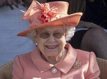 Elisabetta II, ritrovata lettera scritta quando aveva 10 anni: le premure e i disegni perfetti – Foto