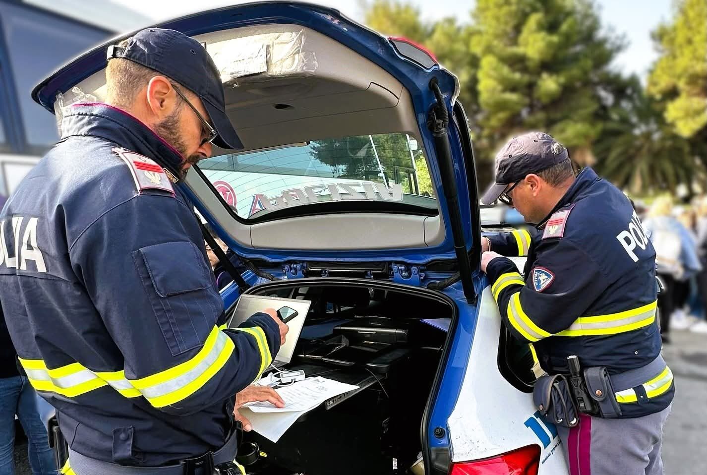 Caltanissetta, targa del mezzo contraffatta: la Polizia Stradale sanziona un automobilista