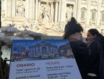 Fontana di Trevi a pagamento, biglietti a 2 euro per i turisti e visitatori
