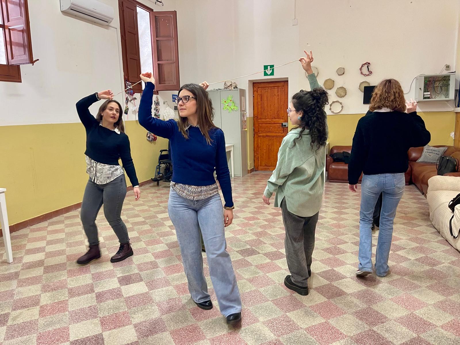 Povertà educativa, a Ballarò danzaterapia e spazio d’ascolto per le famiglie con il progetto “C’entro Anch’io”