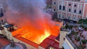 Incendio all’alba di oggi a Napoli, in fiamme il Teatro Sannazaro