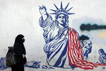 Iran, Trump boccia i negoziati: “Non sono contento”. Attacco più vicino, i segnali