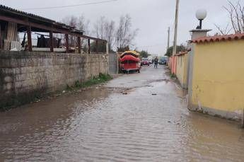 Mareggiata alla foce del Tevere, evacuazione per 50 persone a Fiumicino