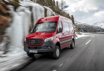 Mercedes, lo Sprinter protagonista delle ‘Storie inascoltabili’ di Maccio Capatonda