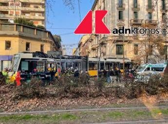 Milano, tram deraglia in centro e si schianta contro un ristorante: un morto e oltre 20 feriti