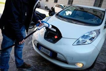 Mobilità, indagine: un italiano su due valuta l’acquisto di un’auto green
