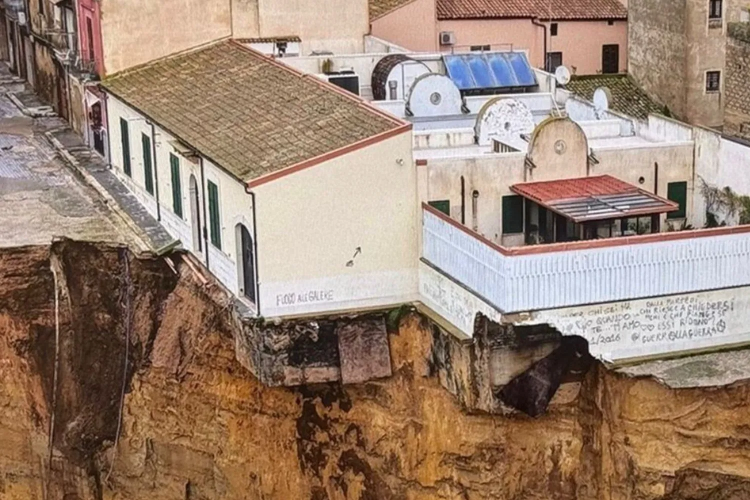 Frana Niscemi, il sindaco Conti: “Il recupero dei libri è pericolosissimo”