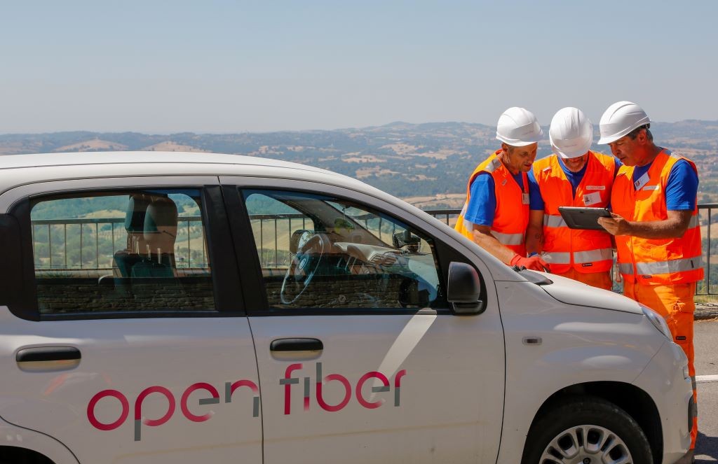 Open Fiber su via Manzoni: “Sempre disponibili a risolvere segnalazioni, nonostante lavori conclusi anche 5 anni fa”