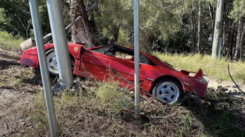 Nel nisseno, Ferrari si schianta contro un parapetto: due feriti