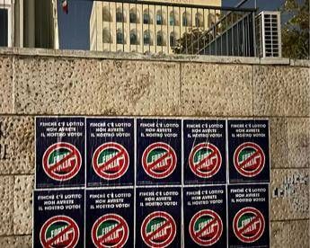 Protesta laziali, manifesti con simbolo Forza Italia sbarrato: “Finché c’è Lotito non avrete nostro voto”