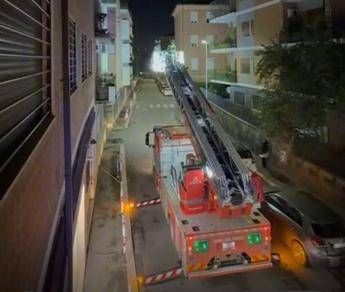 Roma, cadono calcinacci dal cornicione di un palazzo al Fleming: intervengono i vigili del fuoco