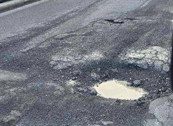 Roma, i tassisti: “Via Gregorio VII colabrodo, costretti a slalom tra buche, Comune intervenga”