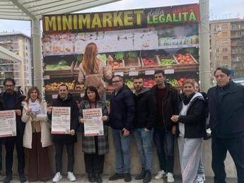 Roma, protesta anti mini-market e ‘Torpigna’ apre quello della legalità