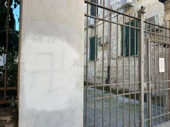 Roma, svastica nel cortile del film ‘C’è ancora domani’