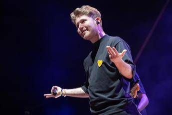 Sanremo 2026, Alfa chi è: la cover con Enrico Nigiotti