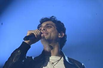 Sanremo 2026, Bresh ospite del Suzuki stage: chi è il cantante di ‘La tana del granchio’