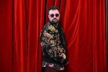 Sanremo 2026, Dargen D’Amico chi è: gli esordi nel freestyle e gli occhiali da sole come alter ego